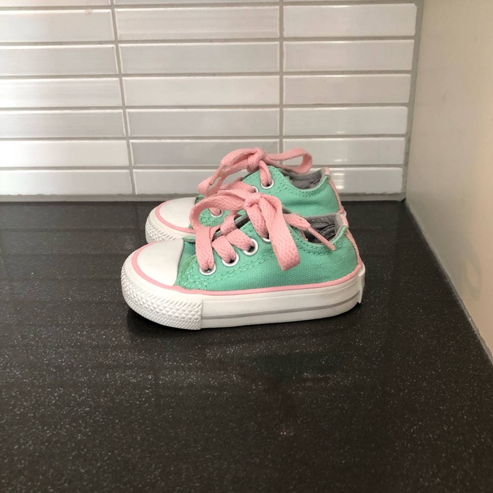EUC Converse baby Chuck Taylor Low Top